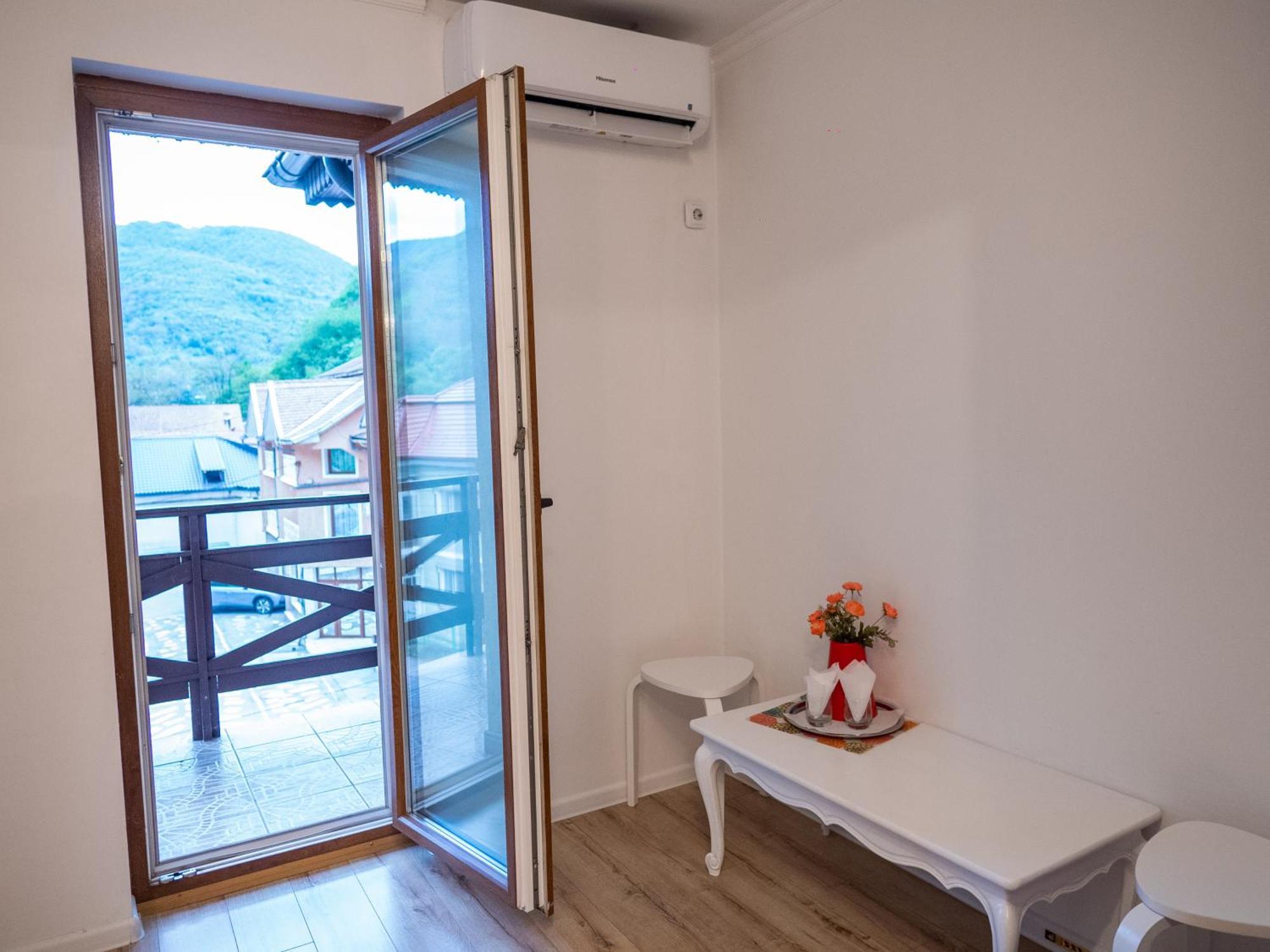 Guesthouse Magic Băile Herculane Exteriör bild