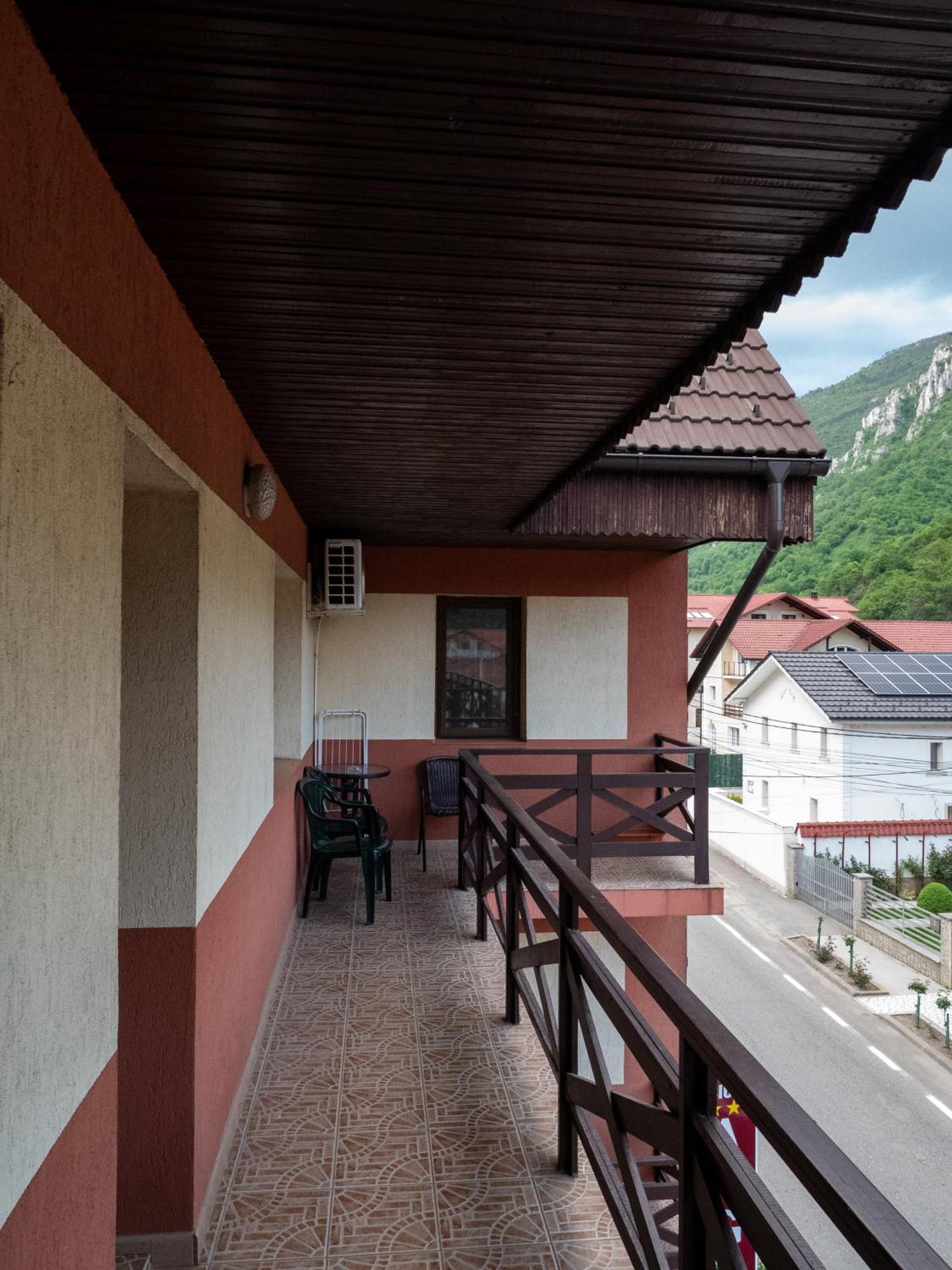 Guesthouse Magic Băile Herculane Exteriör bild