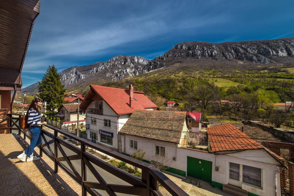Guesthouse Magic Băile Herculane Exteriör bild